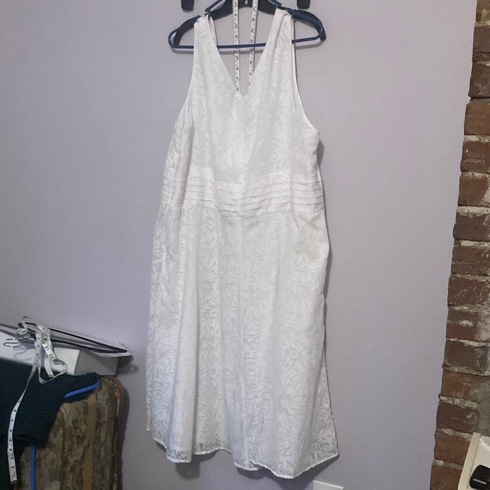Elegant White Sleeveless Dress